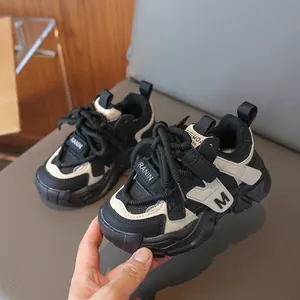 Baskets légères imperméables pour enfants avec motif contrasté noir et beige et logo M
