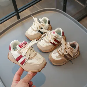 Retro Kinder-Sneaker mit weicher Gummisohle und Vintage Sport-Design für Kleinkinder