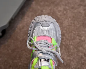 Détail de basket enfant avec maille respirante, semelle pneu et fermeture velcro