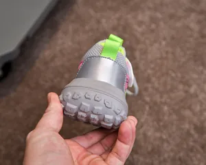 Détail de chaussure de sport enfant avec semelle antidérapante et talon réfléchissant