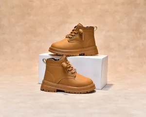 Détail de bottines marron pour enfants avec texture cuir et semelles en caoutchouc antidérapantes