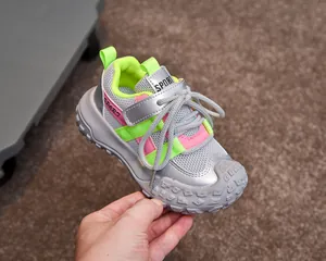 Détail de baskets pour enfants avec mesh respirant, semelle en caoutchouc et scratch réglable