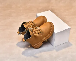 Détail de bottines pour enfants avec fermeture éclair latérale et semelle épaisse