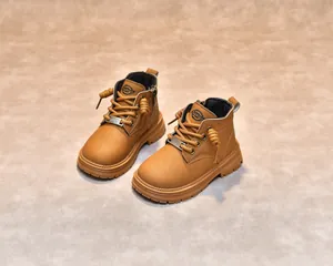Vue détaillée des bottes pour enfants en marron clair avec semelle en caoutchouc antidérapante