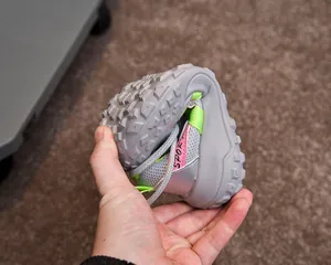 Détail de la semelle en caoutchouc souple à motif de pneu de la chaussure de course enfant