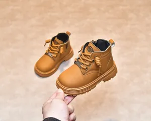 Détail d'une botte pour enfant en cuir marron avec semelle souple et coutures fines