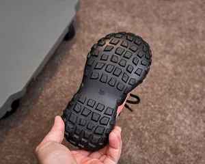 Gros plan sur la semelle extérieure en caoutchouc noir antidérapante pour chaussures de sport