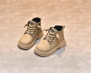 Détail de bottines pour bébé avec fermeture éclair et semelle en gomme marron clair
