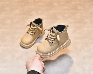Détail de bottines Martin kaki pour enfants avec fermeture éclair latérale et semelle épaisse