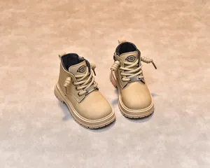 Détail de bottines Martin pour enfants kaki avec fermeture éclair latérale et semelle robuste