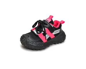 Détail de baskets respirantes pour enfants avec semelles épaisses antidérapantes