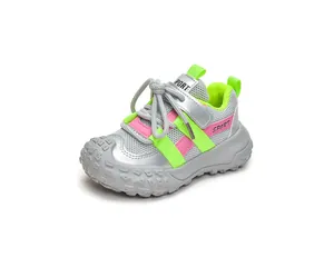 Détail de chaussures de sport en mesh respirant pour enfants avec semelle antidérapante