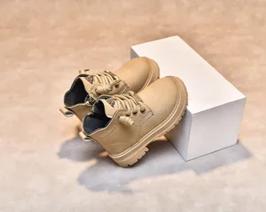 Détail de bottines enfants avec fermeture éclair latérale et semelle crantée antidérapante