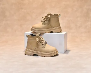 Détail de bottines marron pour enfants avec double couture et côté gaufré tendance