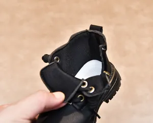 Détail de l'intérieur de la bottine en cuir noir avec semelle en maille et œillets