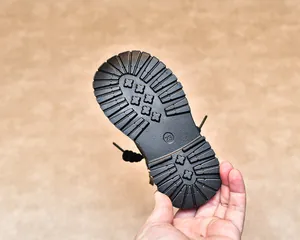 Détail de bottines taille 23 pour enfants avec semelle en caoutchouc antidérapante et motif