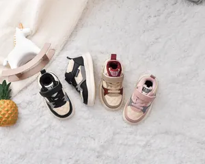 Détail des semelles antidérapantes et des velcros sur les baskets montantes d'hiver enfant