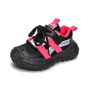 Chaussures de sport pour enfants en noir et rose avec maille et semelle en gomme