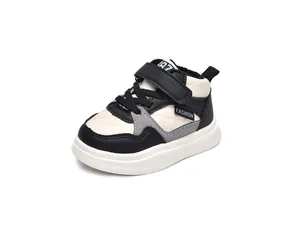 Détail de baskets enfants en cuir matelassé avec velcro et étiquette de logo mode