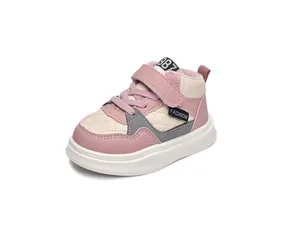 Vue détaillée des baskets d'hiver roses et blanches pour enfants avec doublure polaire chaude
