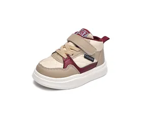 Détail de baskets montantes pour enfants en tissu beige matelassé et semelles épaisses