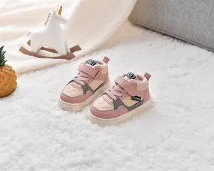 Détail de baskets d'hiver roses pour enfants avec doublure polaire et velcro pratique