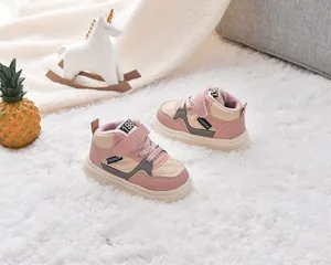 Détail de baskets d'hiver roses pour filles avec doublure en polaire et fermeture velcro