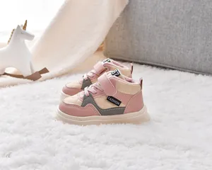 Détail des baskets matelassées pour enfants avec doublure polaire chaude et velcro