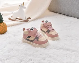 Détail de baskets hiver enfant roses et beige avec tissu matelassé et velcro
