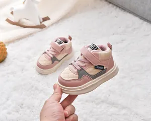 Gros plan de baskets d'hiver roses avec doublure en peluche chaude et scratch pour filles