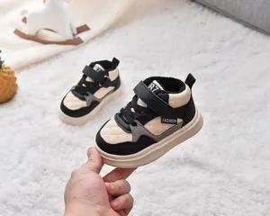 Gros plan sur les baskets hiver enfant avec doublure polaire et détails matelassés