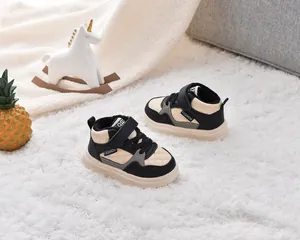 Détails des baskets d'hiver pour enfants en noir et blanc avec doublure chaude en polaire