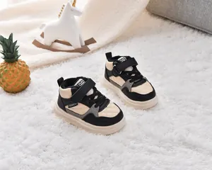 Détail de baskets d'hiver pour enfants avec tige matelassée et fermeture à scratch