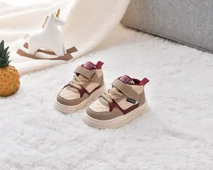 Détail de bottes d'hiver pour enfants avec doublure en polaire rouge et design beige