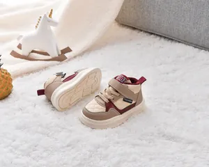 Détail de baskets hautes pour enfants avec bouts matelassés et textures kaki et beige