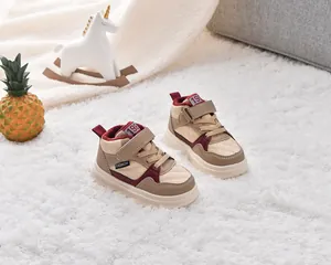 Gros plan de baskets d'hiver doublées pour enfants avec patchwork tricolore et semelle antidérapante