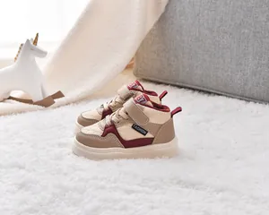 Détail des baskets montantes chaudes pour enfants avec matelassage et doublure rouge