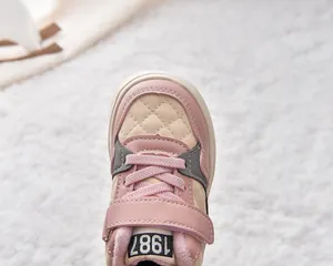 Détail de baskets d'hiver roses matelassées pour enfants avec doublure polaire et velcro