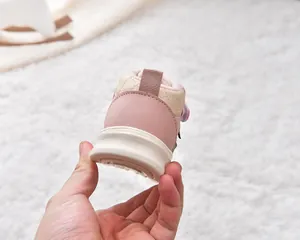 Détail de baskets roses pour enfants en similicuir matelassé avec doublure polaire