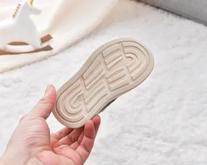 Détail de la semelle antidérapante en caoutchouc taille 22 pour baskets d'hiver enfant