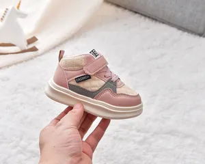 Détail d'une basket enfant matelassée rose avec doublure chaude et semelle antidérapante