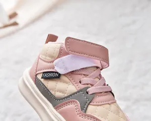 Gros plan de baskets matelassées roses pour enfants avec bande velcro et lacets