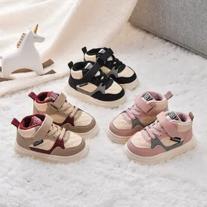 Baskets d'hiver pour enfants doublées en polaire, coloris noir, rose et marron sur tapis