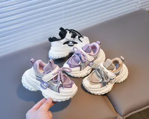 Vue détaillée de baskets de sport respirantes pour enfants en violet, noir et beige