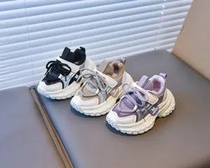 Trois paires de baskets pour enfants respirantes en noir, kaki et violet avec semelles épaisses
