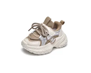 Détail de baskets respirantes pour enfants avec scratch et semelle épaisse en maille