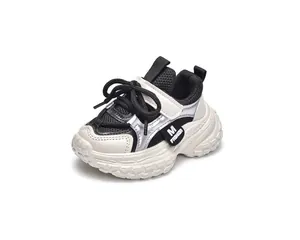 Détail de baskets pour enfants avec mesh respirant et empiècements métalliques