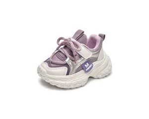 Détail de la maille respirante et du similicuir sur les baskets pour tout-petits à velcro