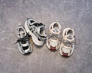 Vue détaillée de dessus des chaussures de course pour enfants avec mesh respirant