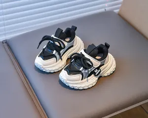 Détail de baskets enfant avec sangle velcro M FASHION et semelle épaisse texturée